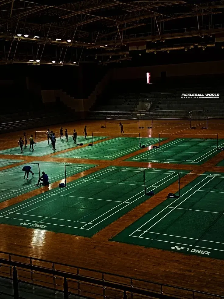 Pickleball và Cầu lông: Cùng một sân đấu, khác biệt ở đâu?